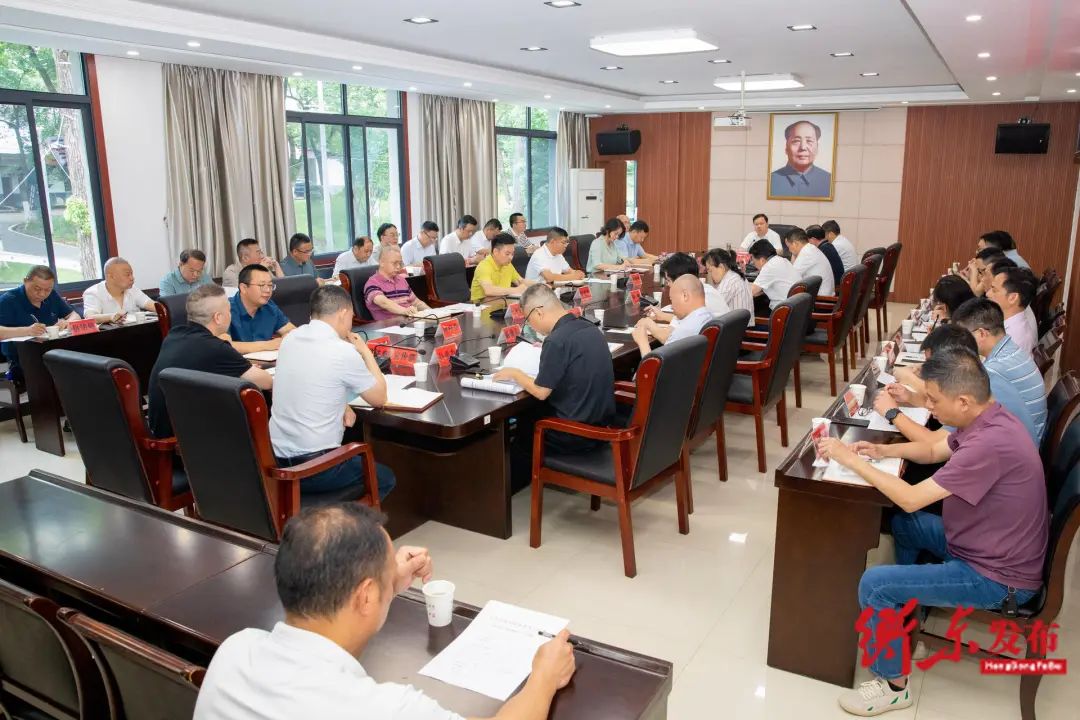 圖:縣委書記譚建華主持會議并講話